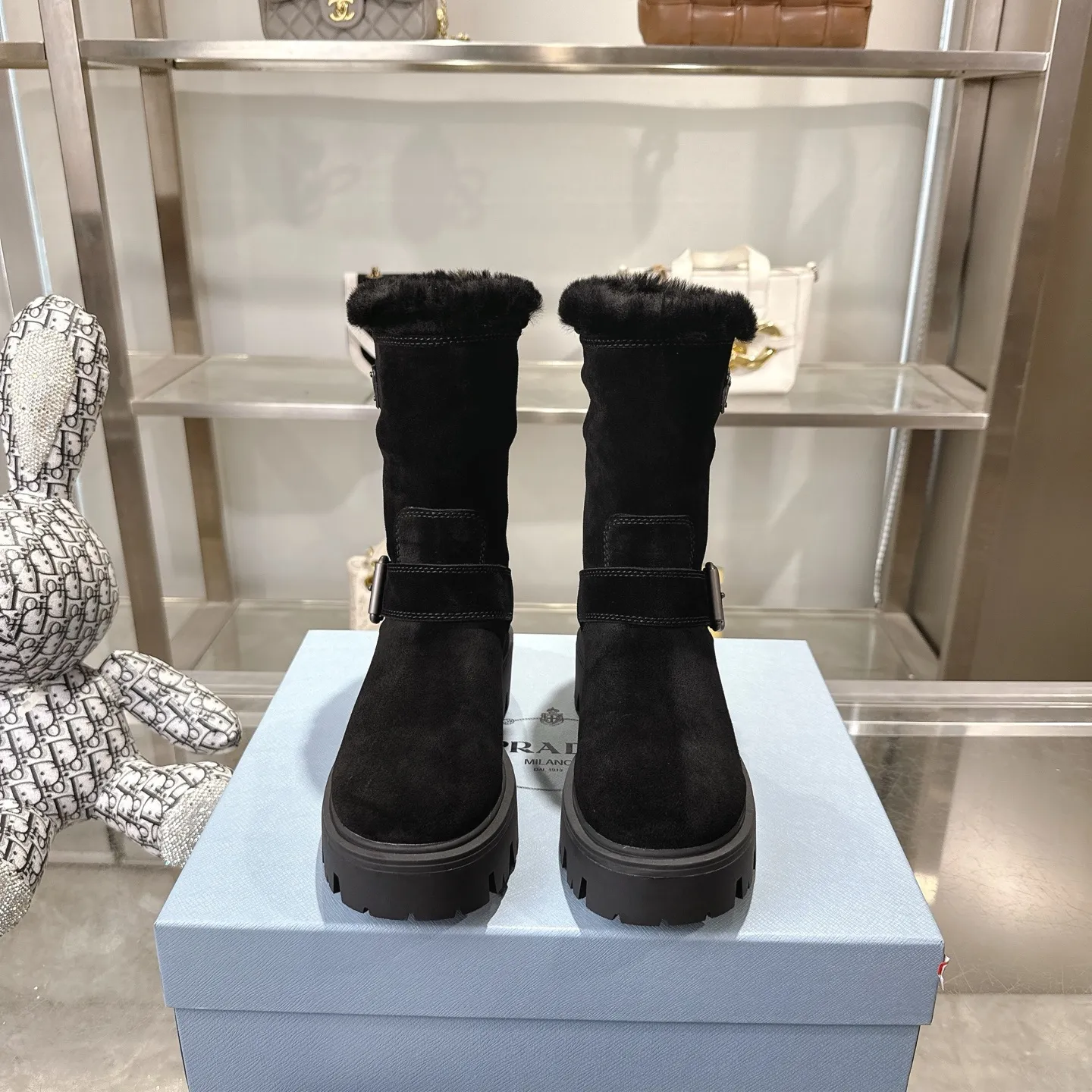 👟👟Ex-factory price 700👟👟 🔥Heavyweight🔥4050 Prada/PRADA autumn and winter snow boots counter new thick-soled anti-ski boots warm wool short boots, the same style as PRADA autumn and winter T-stage catwalk catwalk celebrity stars, original 1:1 replica, high-quality quality! The top version is comfortable on the feet and makes you look slimmer, elegant and intellectual! It is a rare pair of comfortable and warm casual snow boots! ❶Fabric: High mercerized cow suede/first layer cowhide ❷Lining: %100 pure wool imported from Australia ❸Feet: %100 pure wool imported from Australia ❹Outsole: Original TPU foam bottom Four-color women's sizes: 36–42. Complete packaging, with certified pure cotton bag after-sales service card.